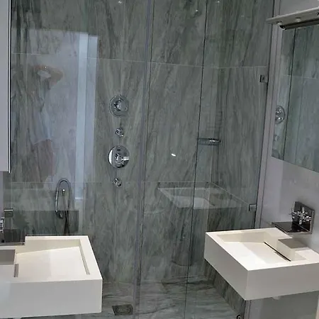 Sleeps 10 Pool Holiday home