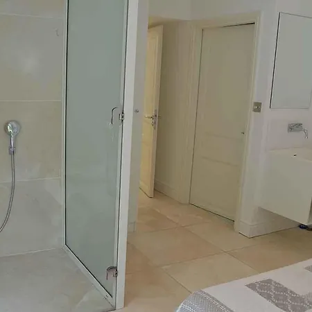 Sleeps 10 Pool Holiday home *