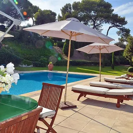 Sleeps 10 Pool Holiday home