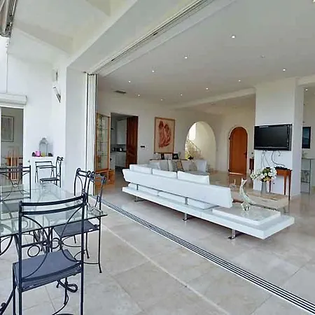 Sleeps 10 Pool Holiday home