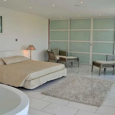 Sleeps 10 Pool Holiday home *